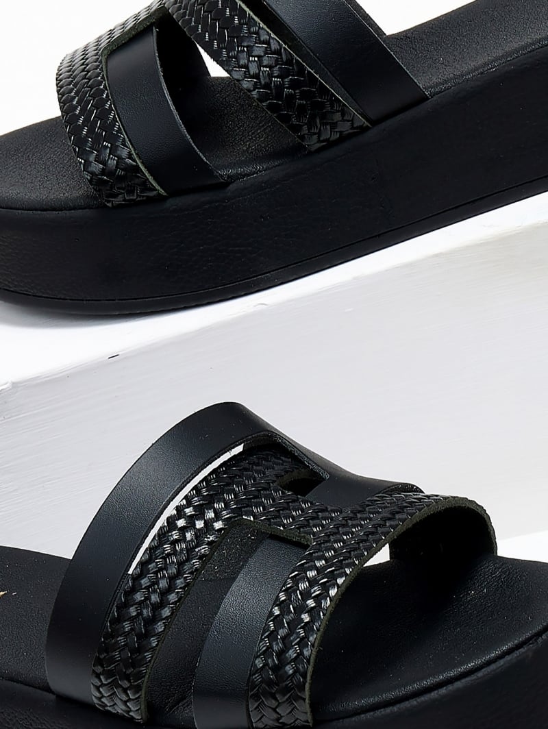 Flatforms σανδάλια με ανάγλυφο pattern Estil