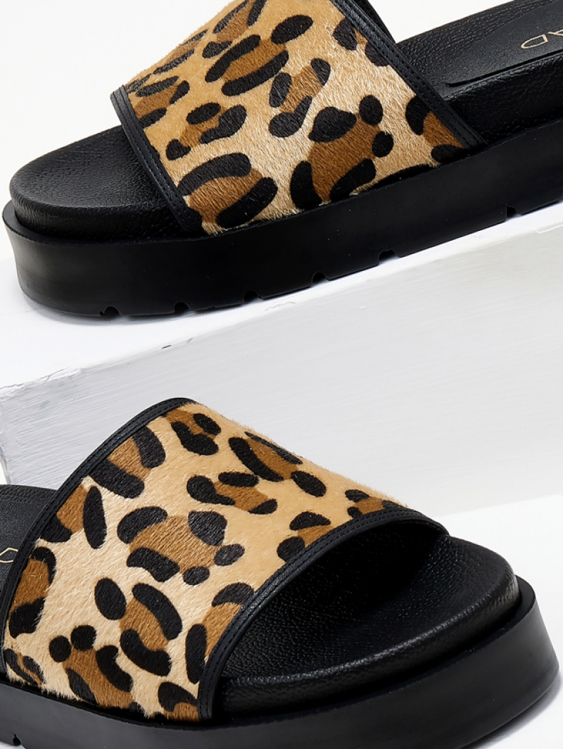 Flatforms σανδάλια με print