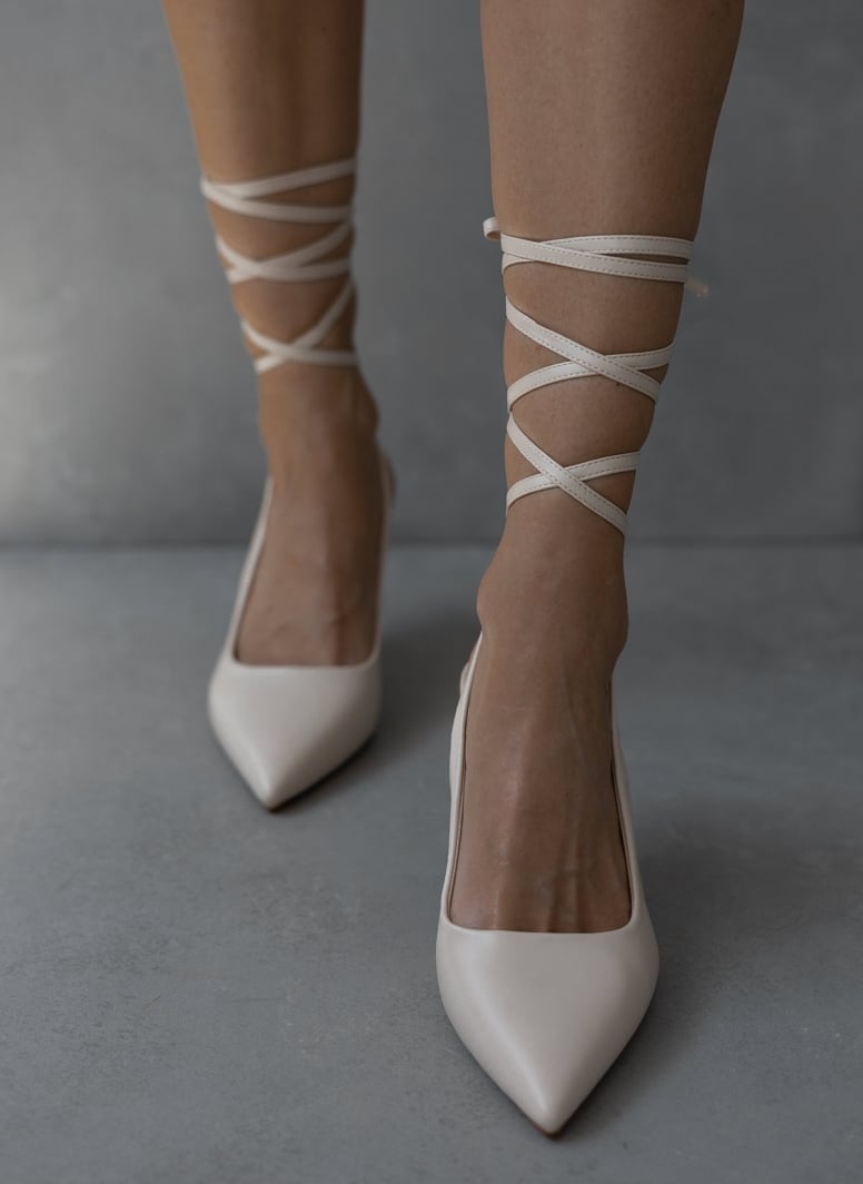 Γόβες μυτερές με lace up δέσιμο