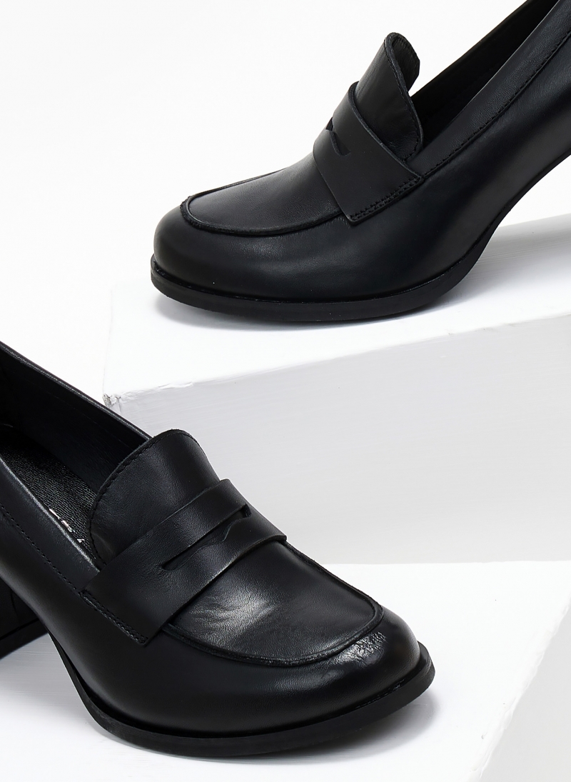 Loafers δερμάτινα με τακούνι Ragazza 061