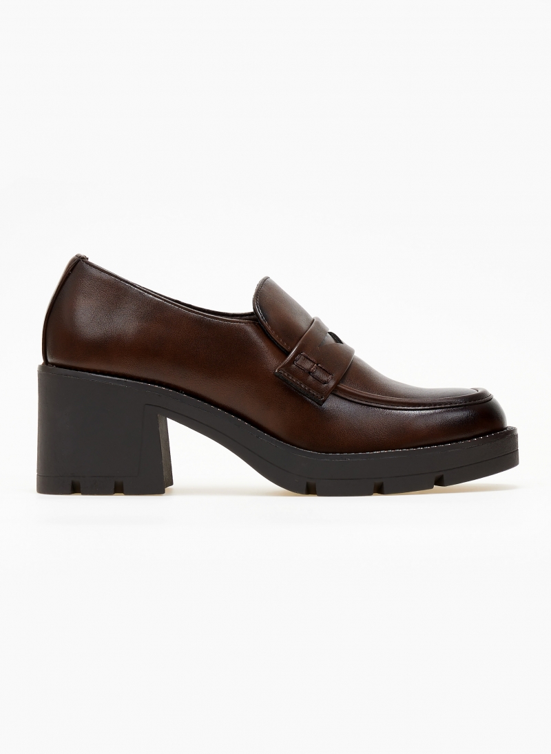 Loafers με τακούνι και strass