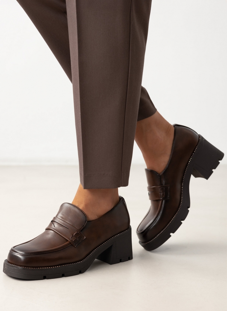 Loafers με τακούνι και strass