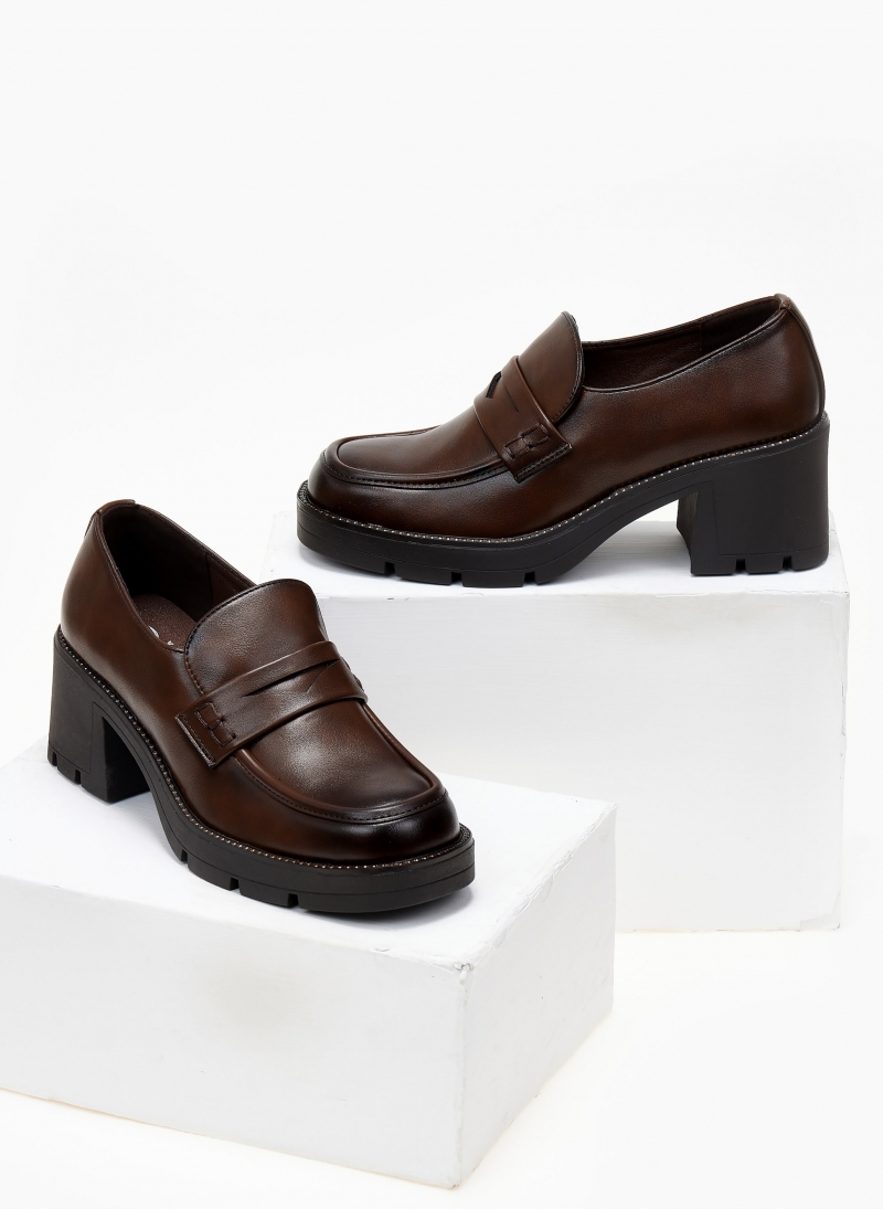 Loafers με τακούνι και strass
