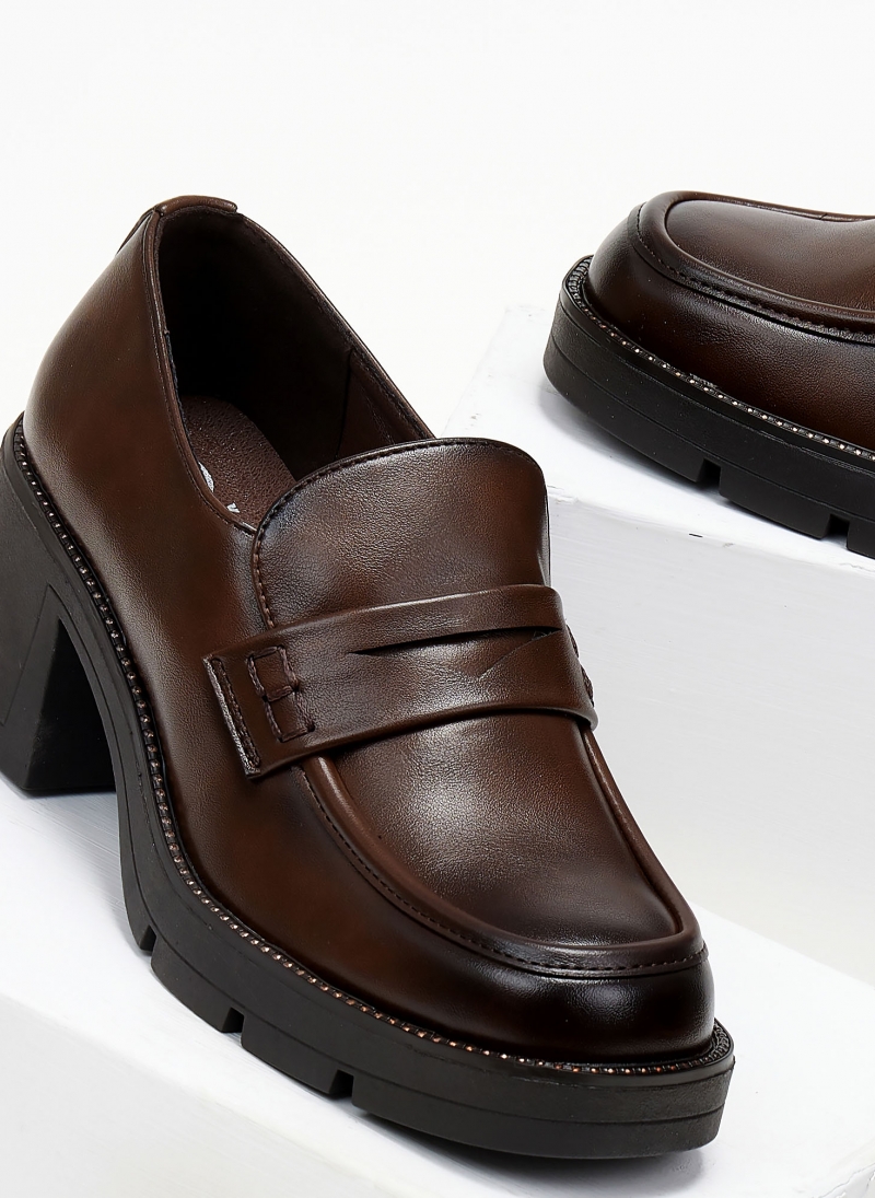 Loafers με τακούνι και strass