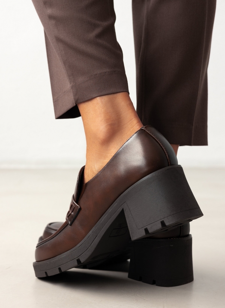Loafers με τακούνι και strass