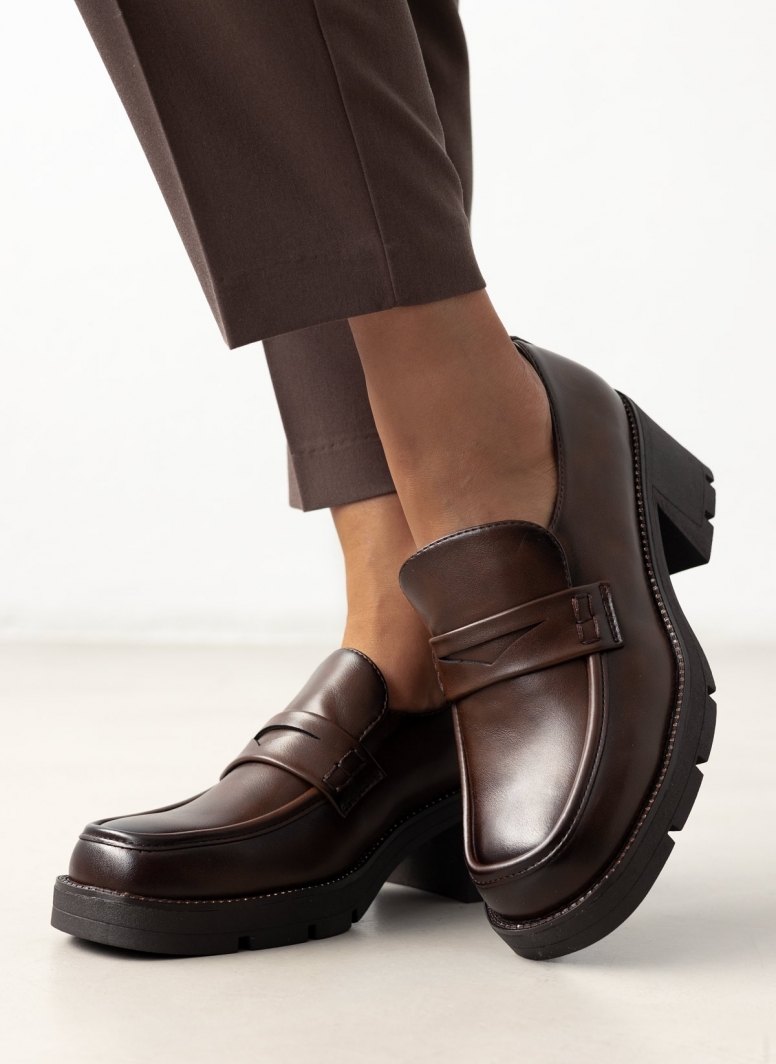 Loafers με τακούνι και strass