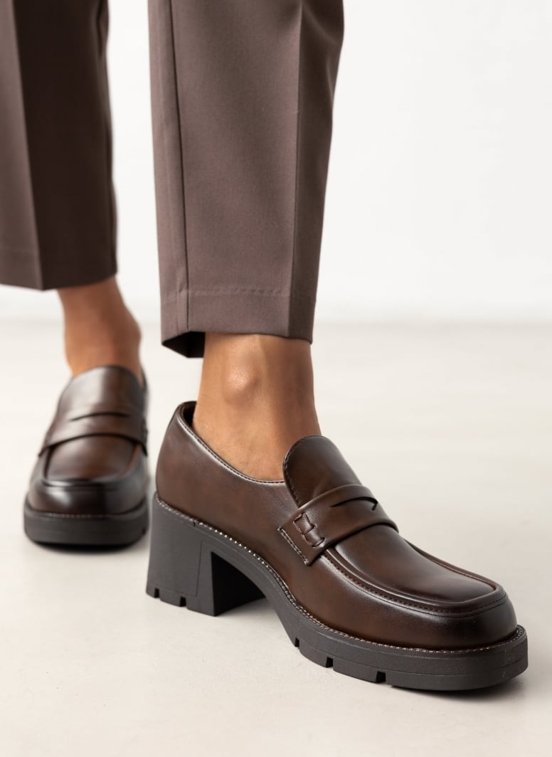 Loafers με τακούνι και strass