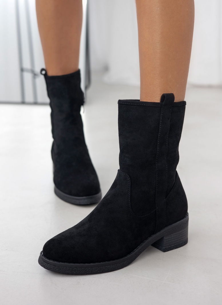 Μποτάκια suede με εξωτερική ραφή