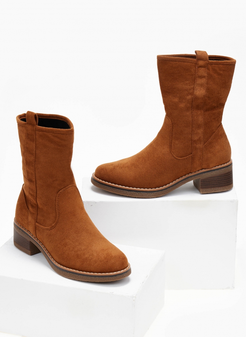 Μποτάκια suede με εξωτερική ραφή