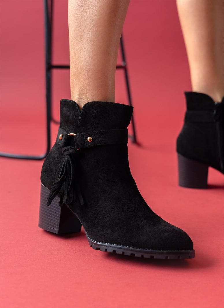 Μποτάκια suede με ζωνάκι και κρόσσια