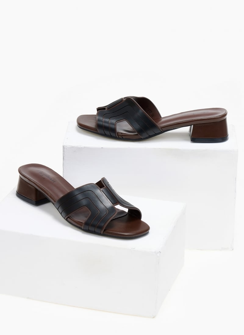 Mules ανοιχτά με ανοίγματα