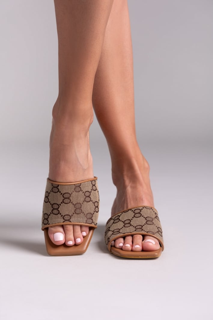Mules με υφασμάτινη φάσα και print TFP