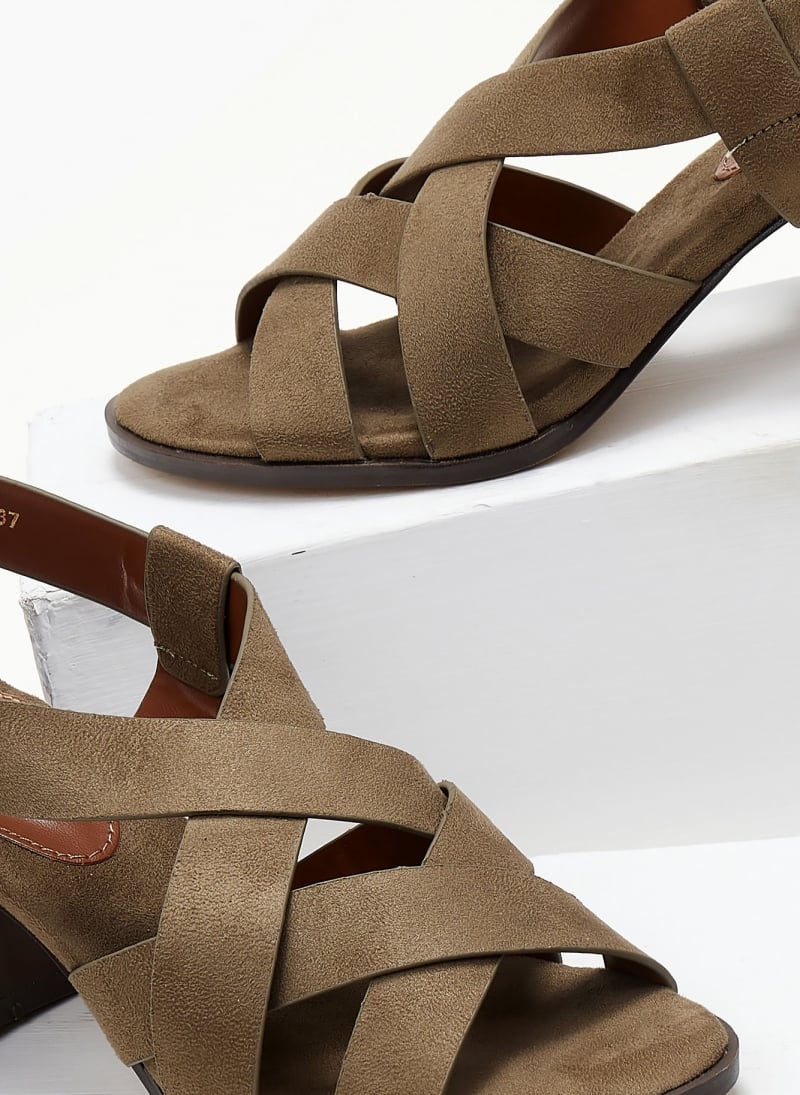 Πέδιλα suede με crossover φάσες ERYNN