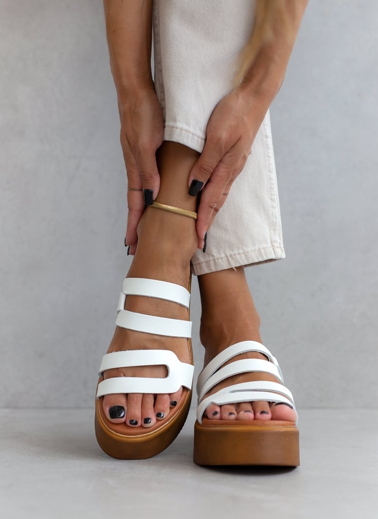 Σανδάλια flatforms δερμάτινα με ανοίγματα estil