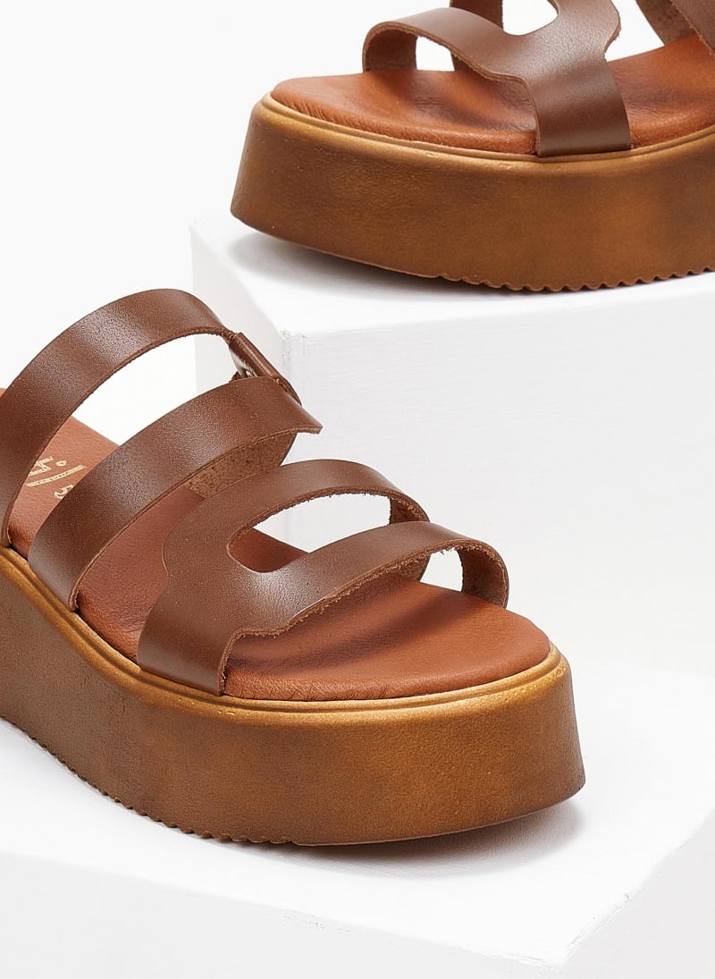 Σανδάλια flatforms δερμάτινα με ανοίγματα estil