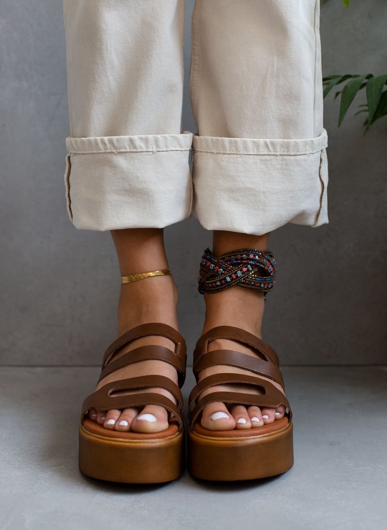 Σανδάλια flatforms δερμάτινα με ανοίγματα estil