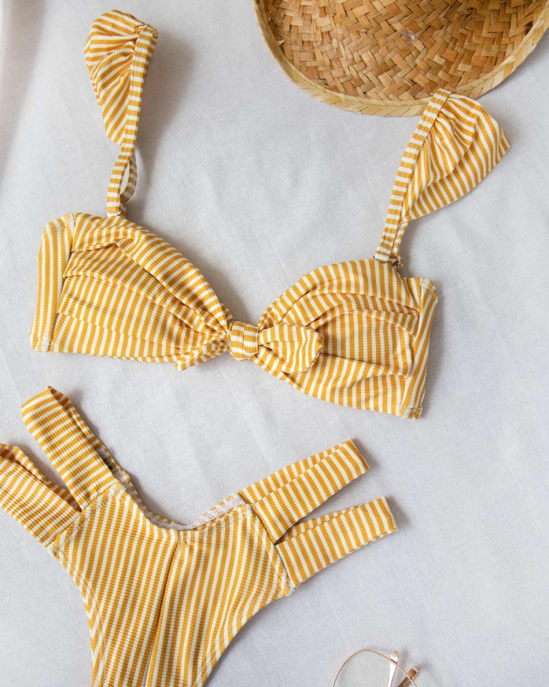 Ριγέ σετ bikini με cut out σχέδιο στο πλάι