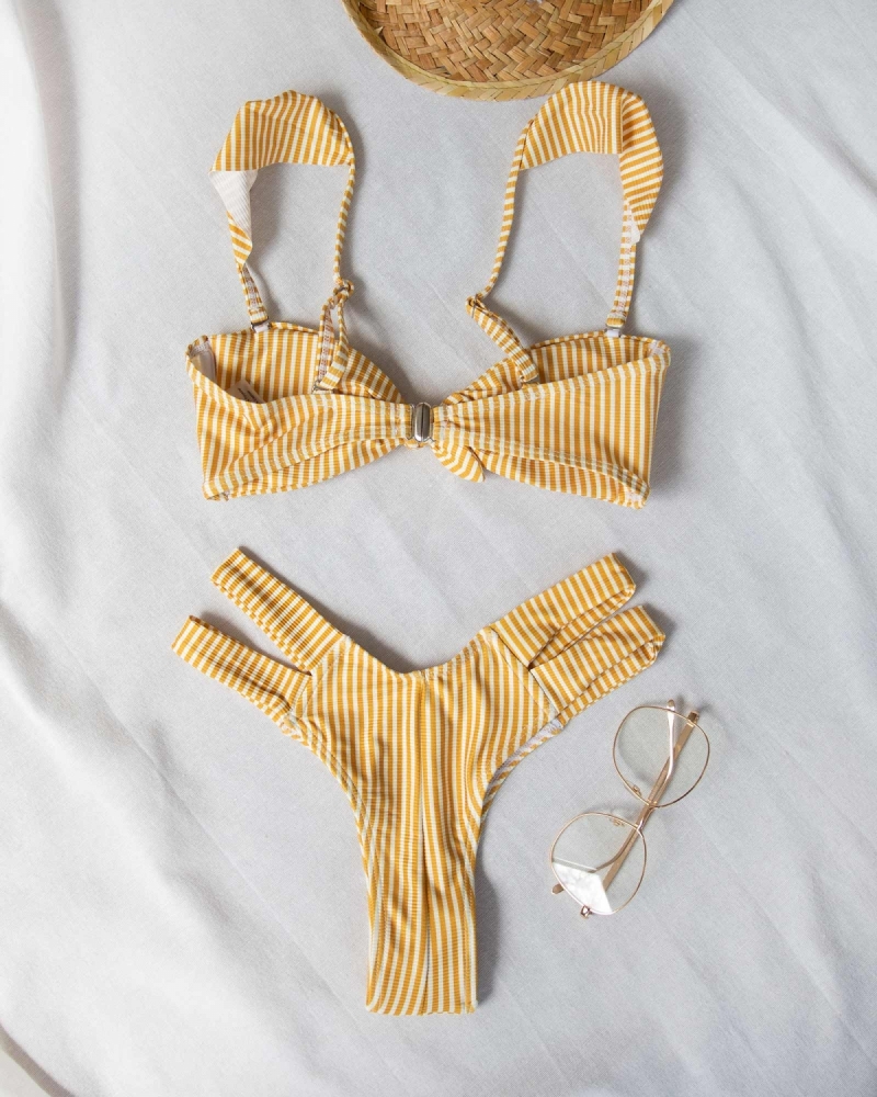 Ριγέ σετ bikini με cut out σχέδιο στο πλάι