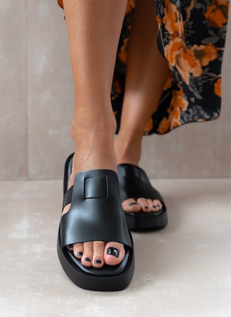 Σανδάλια δερμάτινα flatforms estil