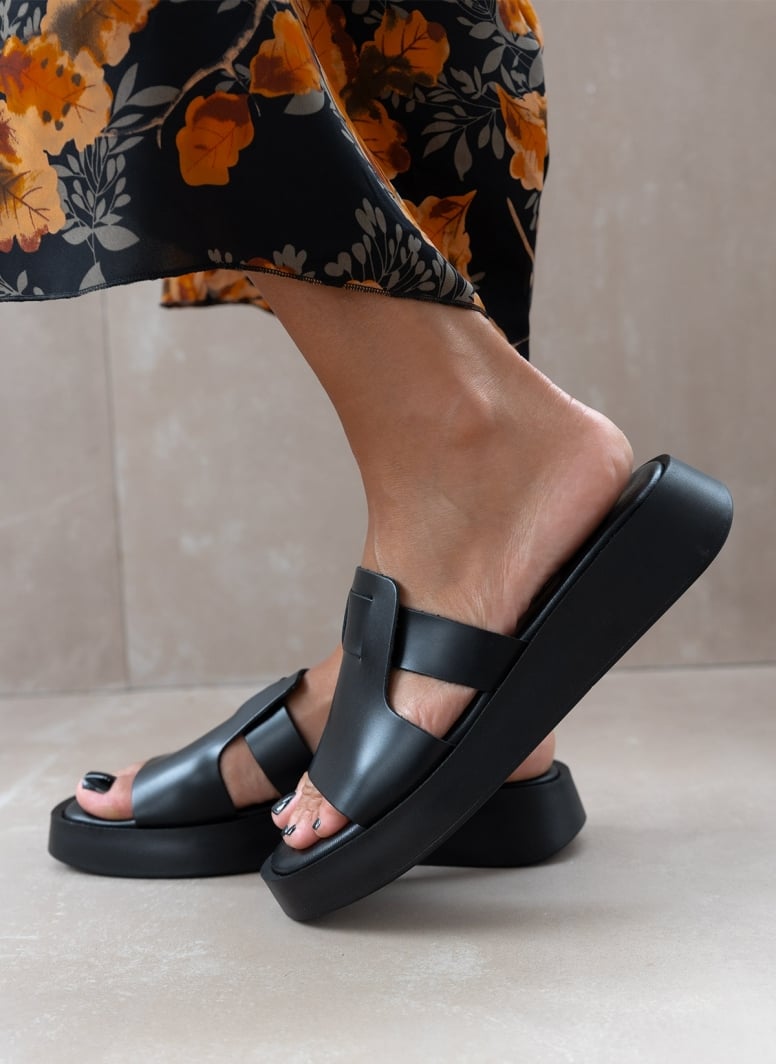 Σανδάλια δερμάτινα flatforms estil