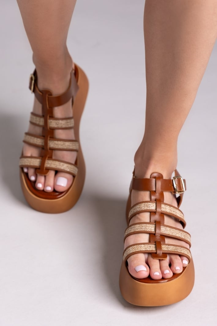 Σανδάλια δερμάτινα flatforms gladiator με ψάθα Estil
