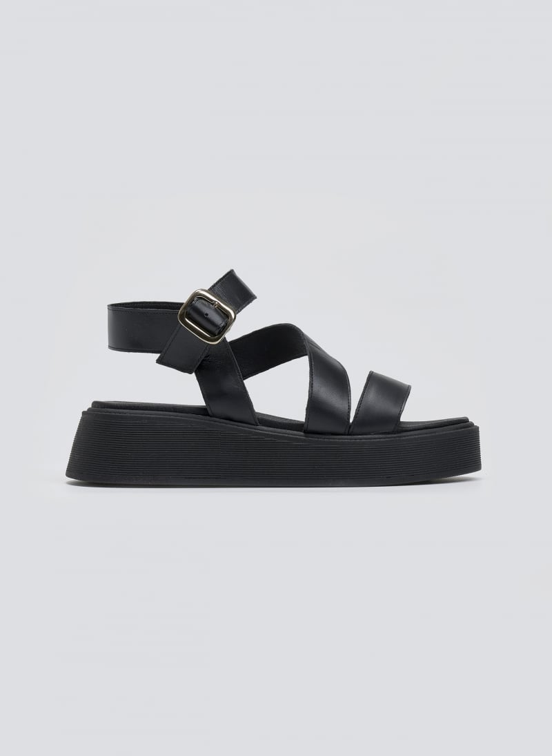 Σανδάλια δερμάτινα flatforms με φάσες Tfp