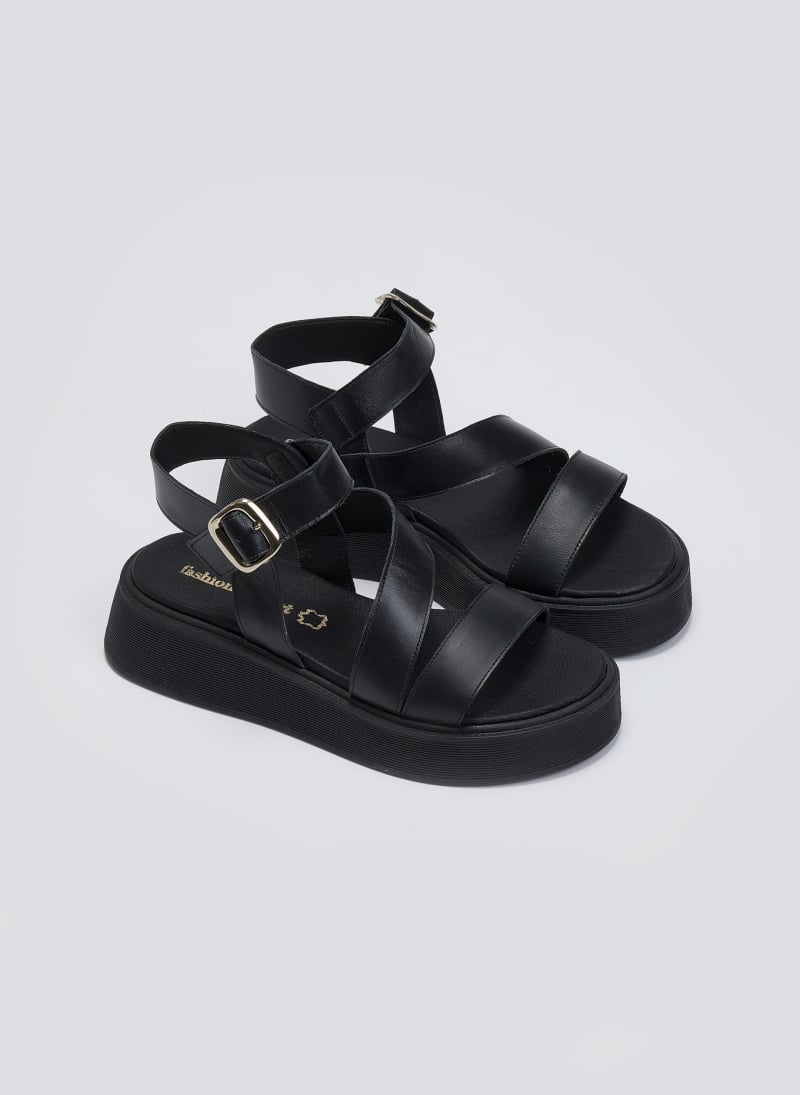 Σανδάλια δερμάτινα flatforms με φάσες Tfp