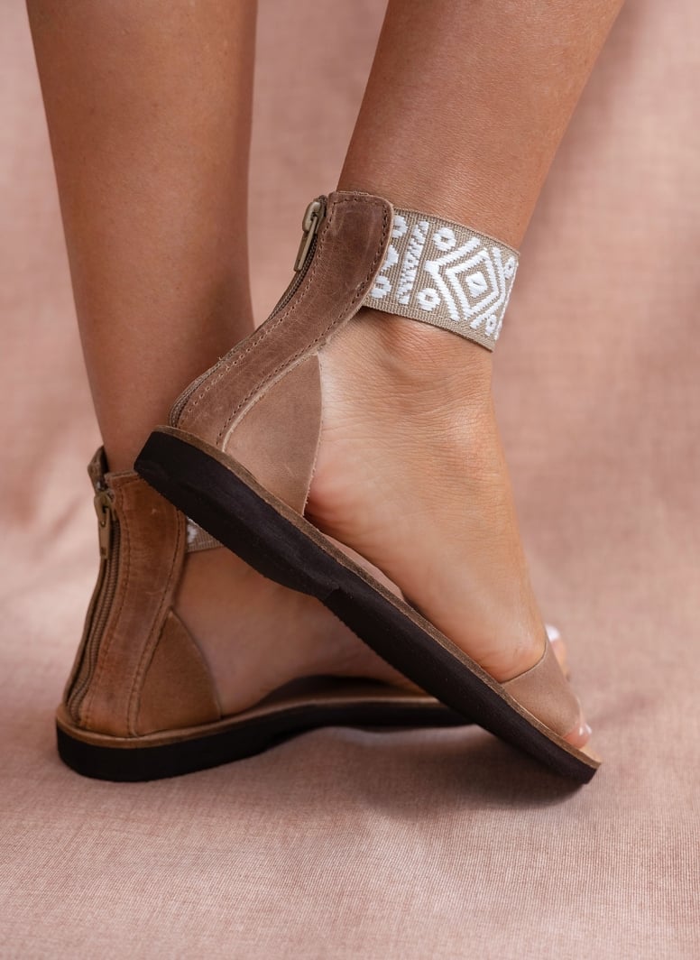 Σανδάλια δερμάτινα με boho μπαρέτα Estil