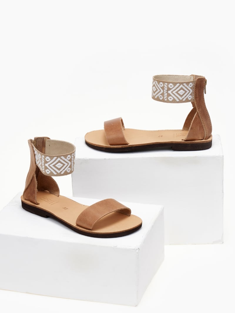 Σανδάλια δερμάτινα με boho μπαρέτα Estil
