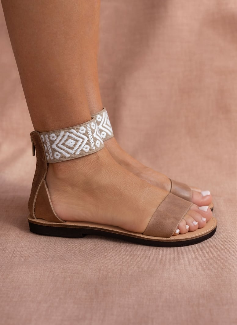 Σανδάλια δερμάτινα με boho μπαρέτα Estil