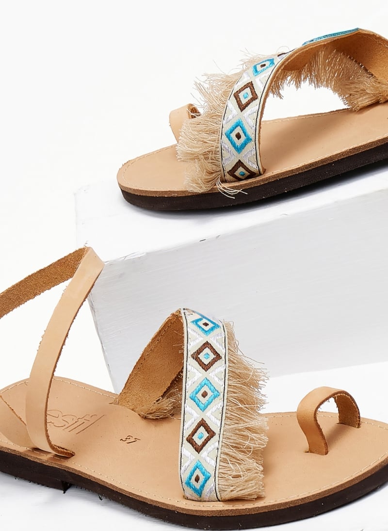 Σανδάλια δερμάτινα με boho τρέσα Estil