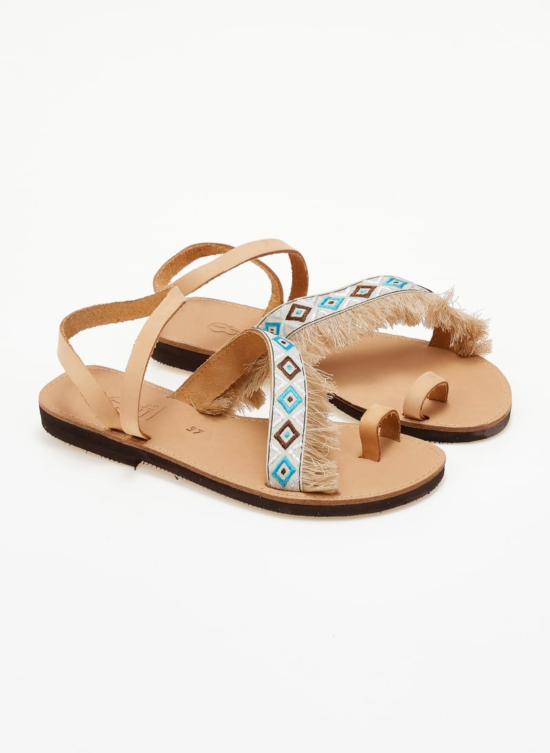 Σανδάλια δερμάτινα με boho τρέσα Estil