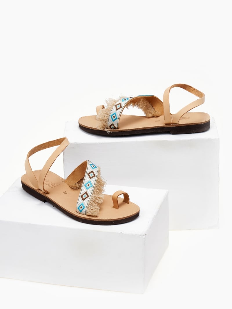 Σανδάλια δερμάτινα με boho τρέσα Estil