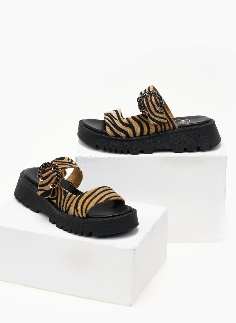 Σανδάλια flatforms από συνθετικό ponyskin με στρας TFP