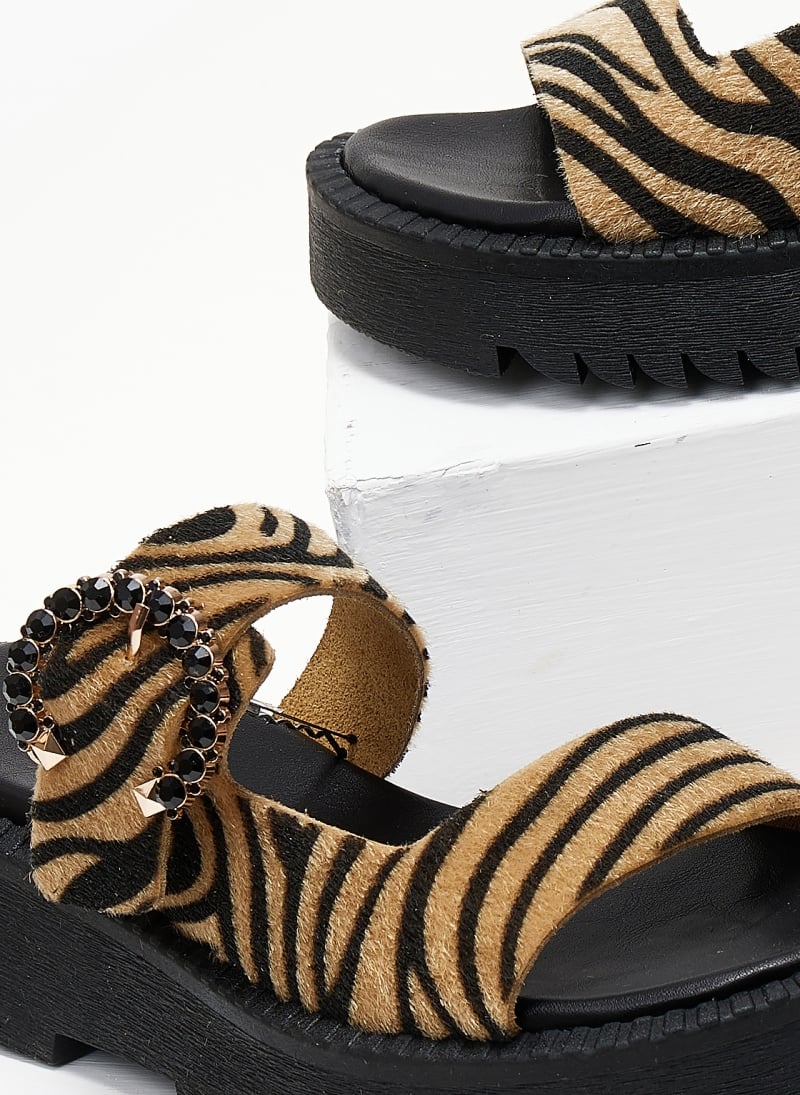 Σανδάλια flatforms από συνθετικό ponyskin με στρας TFP