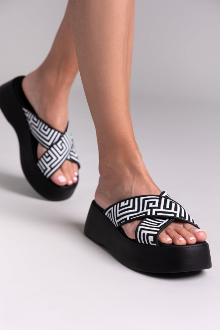Σανδάλια flatforms crossover με print Estil