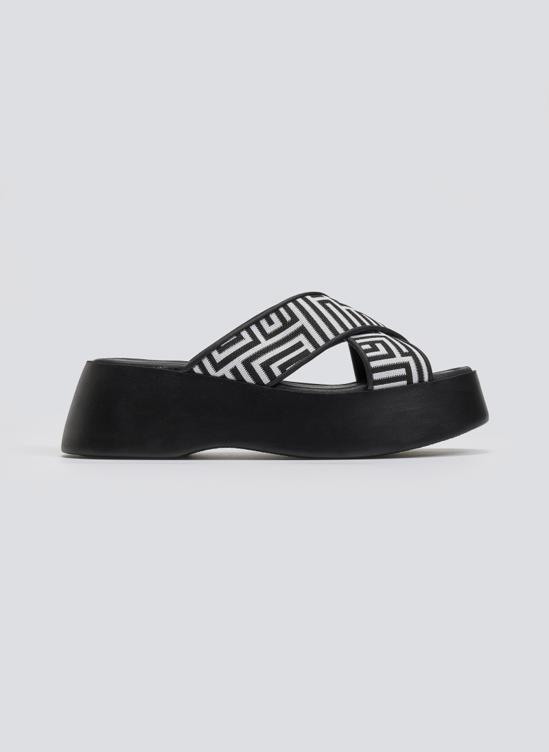 Σανδάλια flatforms crossover με print Estil