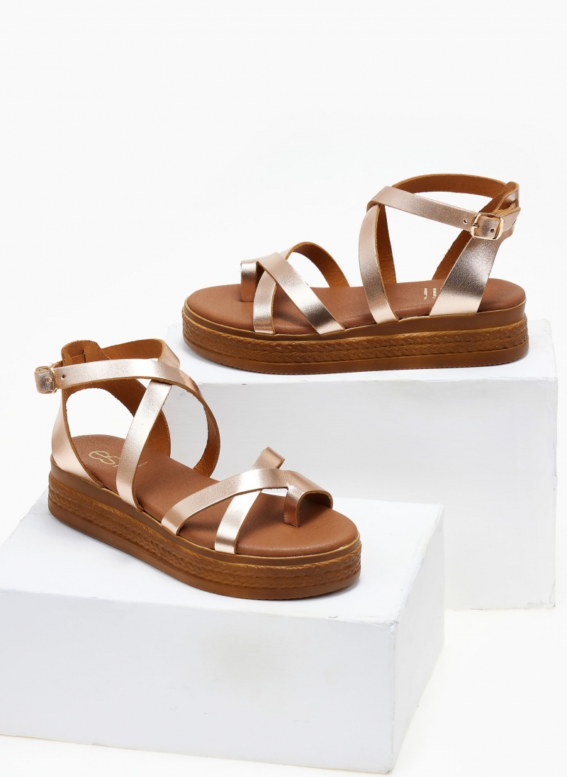 Σανδάλια flatforms δερμάτινα με crossover λουράκια Estil