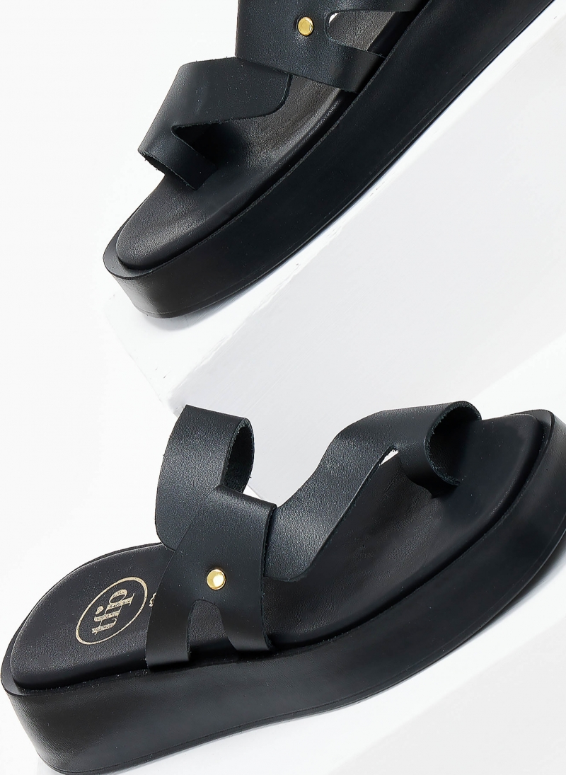 Σανδάλια flatforms δερμάτινα με ιδιαίτερη φάσα tfp