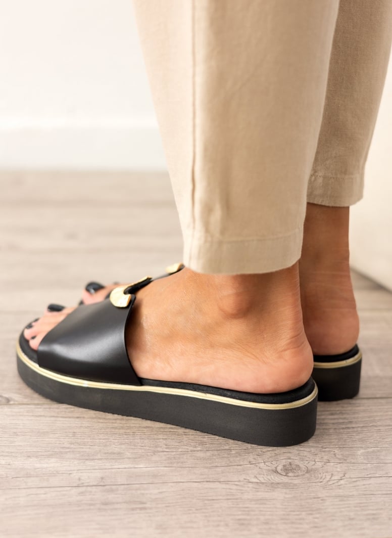 Σανδάλια flatforms δερμάτινα με μεταλλικό σχέδιο Ragazza 01083