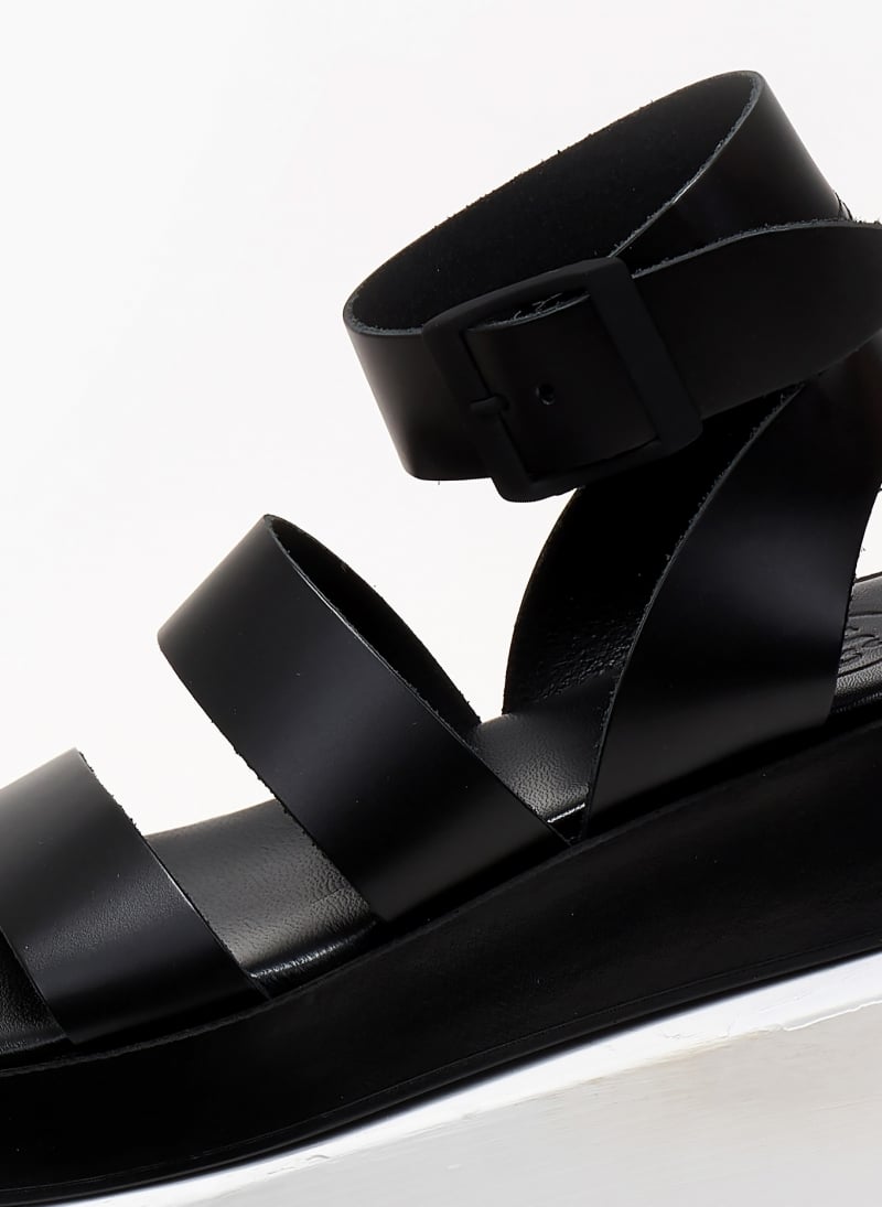 Σανδάλια flatforms δερμάτινα με μπαρέτα TFP