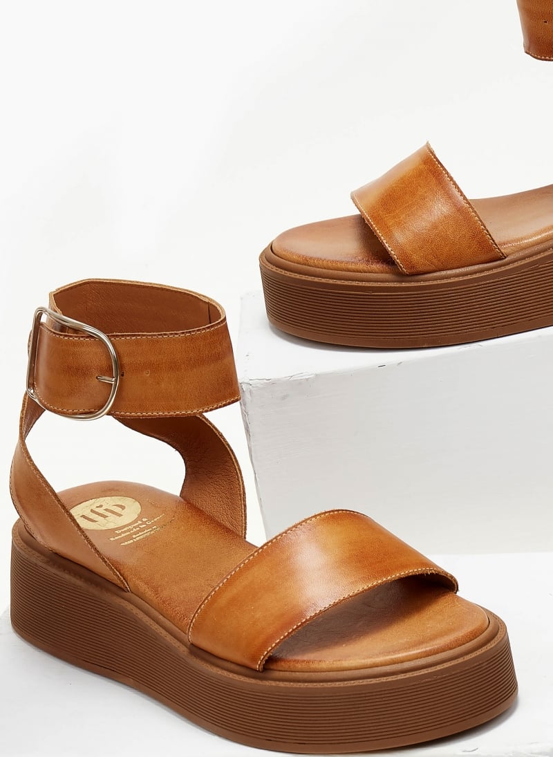 Σανδάλια flatforms δερμάτινα με μπαρέτα TFP