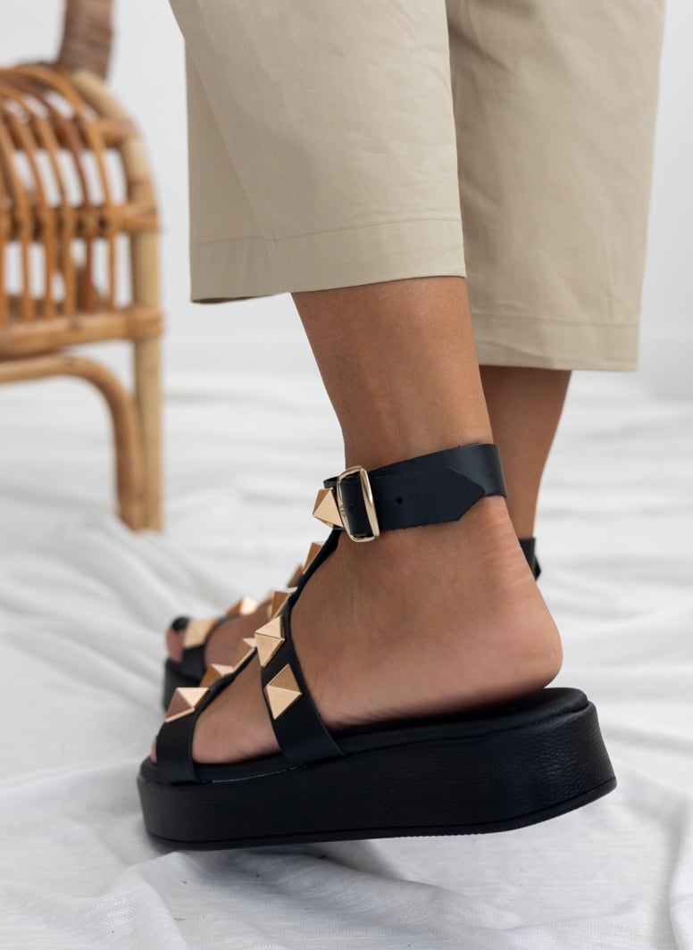Σανδάλια flatforms δερμάτινα με τρουκς estil