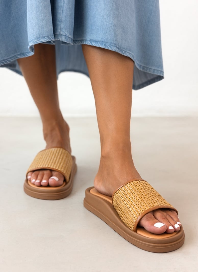 Σανδάλια flatforms με φαρδιά ψάθινη φάσα Estil