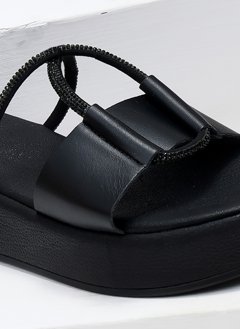 Σανδάλια flatforms με περαστό στρας λουράκι Estil