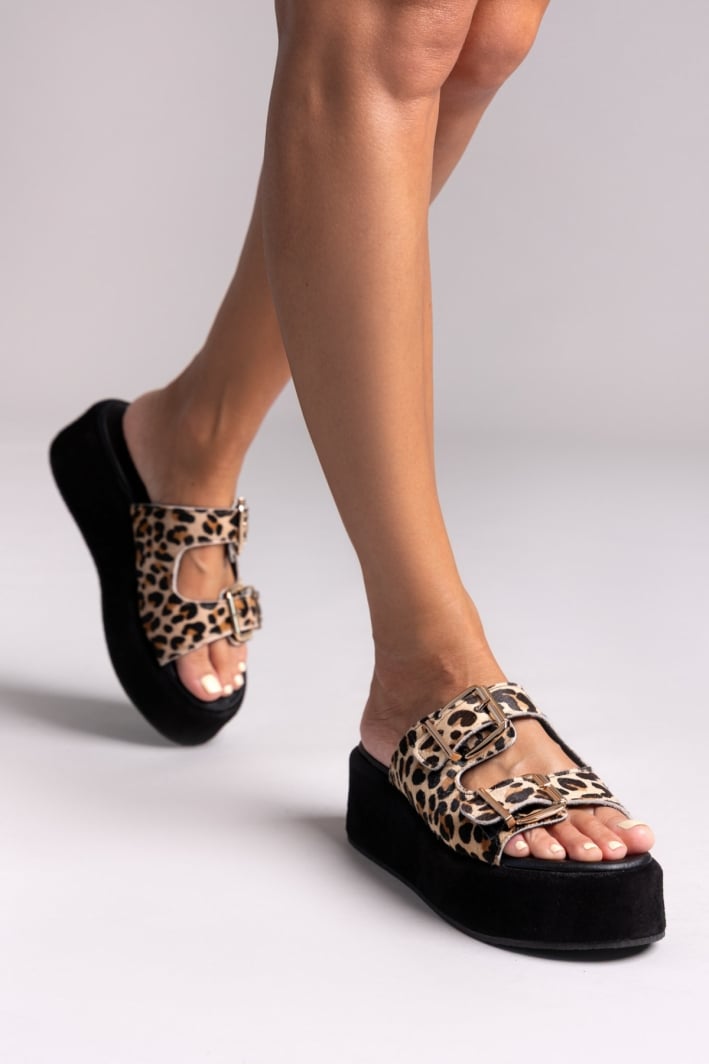 Σανδάλια flatforms ponyskin με print 2552/05