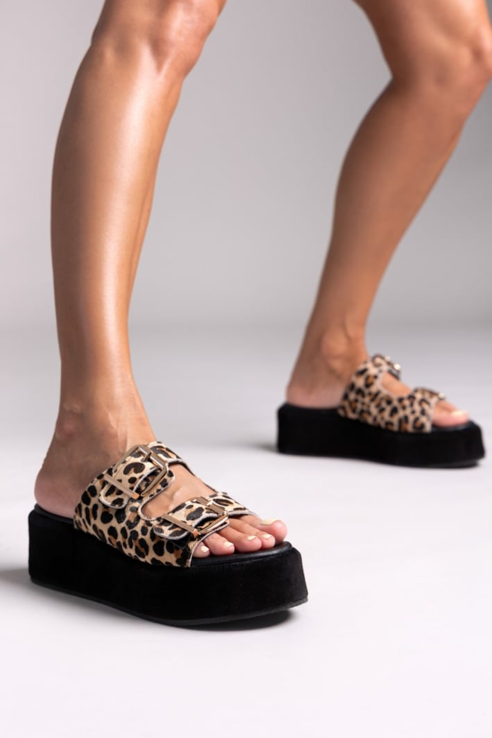 Σανδάλια flatforms ponyskin με print 2552/05