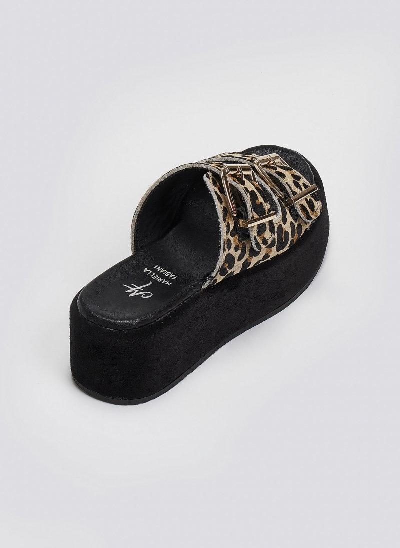 Σανδάλια flatforms ponyskin με print 2552/05
