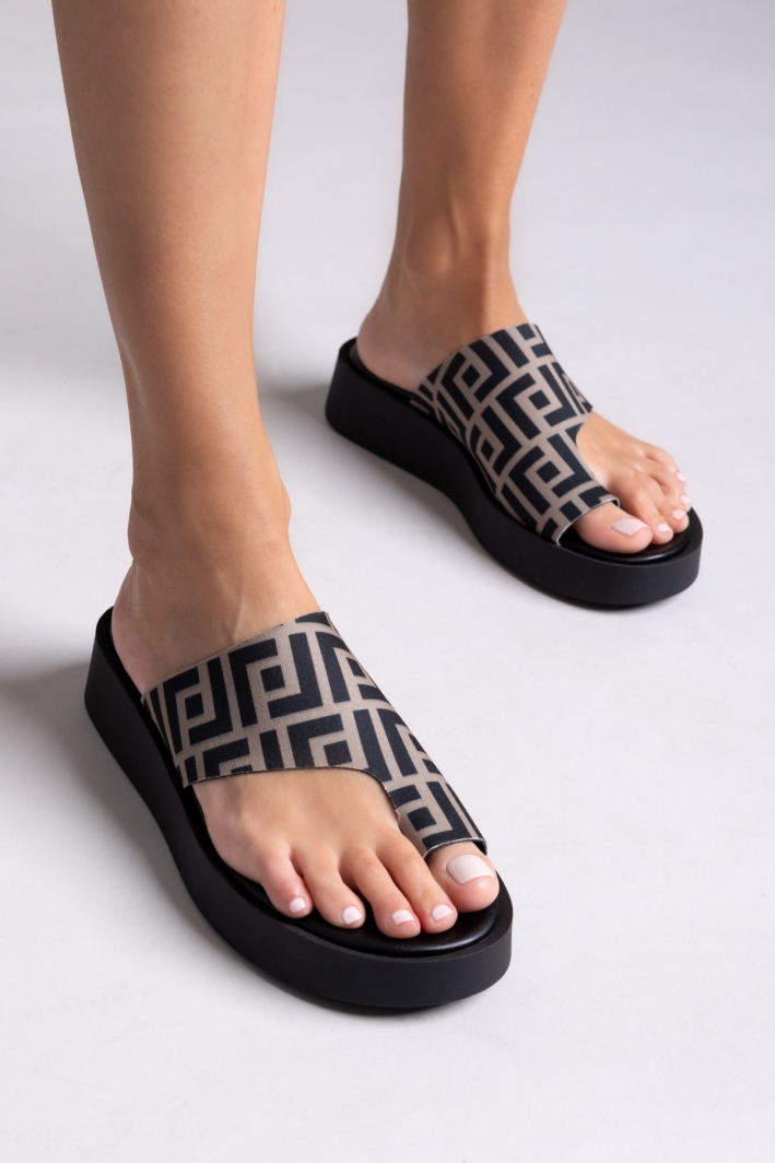Σανδάλια flatforms υφασμάτινα με print Tfp