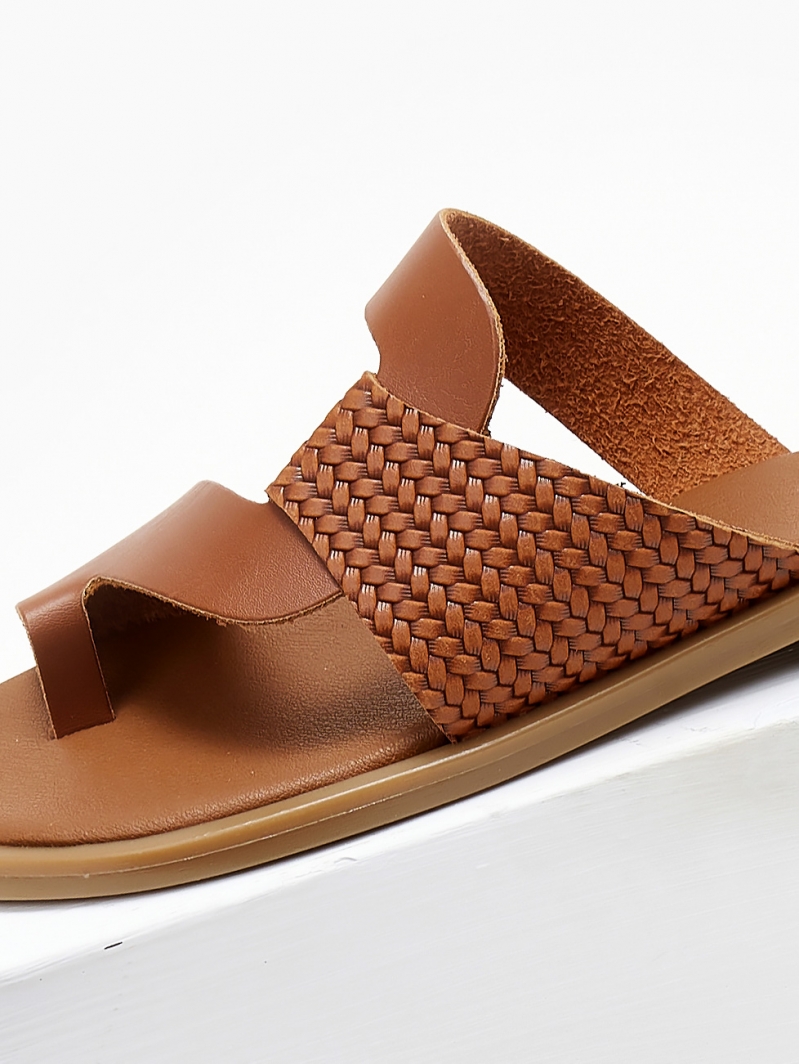 Σανδάλια με ανάγλυφο pattern Estil